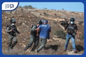ونظّمت لجنة الحريات في نقابة الصحفيين الفلسطينيين وقفة احتجاجية أمام مقر مركز التضامن الإعلامي غربي مدينة غزة، بالتزامن مع فعالية مماثلة في رام الله