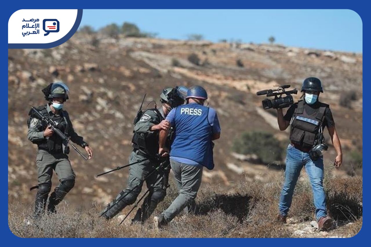 ونظّمت لجنة الحريات في نقابة الصحفيين الفلسطينيين وقفة احتجاجية أمام مقر مركز التضامن الإعلامي غربي مدينة غزة، بالتزامن مع فعالية مماثلة في رام الله